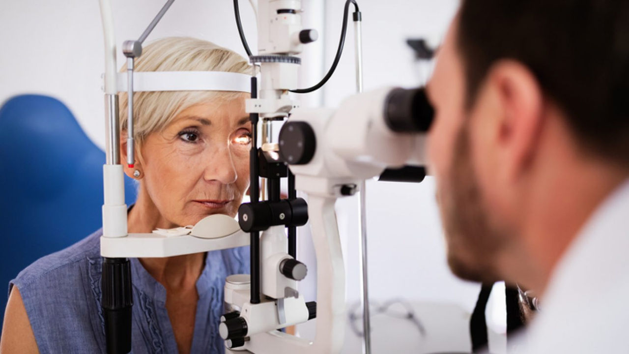 Frau bei Augenarzt grauer Star