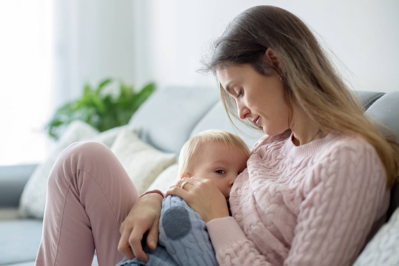 https://author-p72053-e643882.adobeaemcloud.com/assetdetails.html/content/dam/sn/local/dach/hc/brands/hebnews/produkt/bilder/ch/frau_stillt_baby_papa_umarmung_vaeterliche_bindung_beeinflusst_btillerfolg_1440x810_c-default.jpg