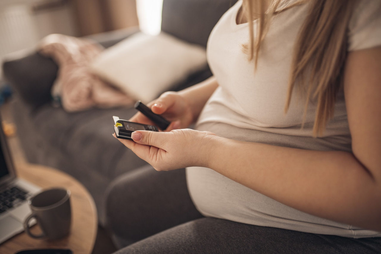 Une femme enceinte lit son taux de glycémie