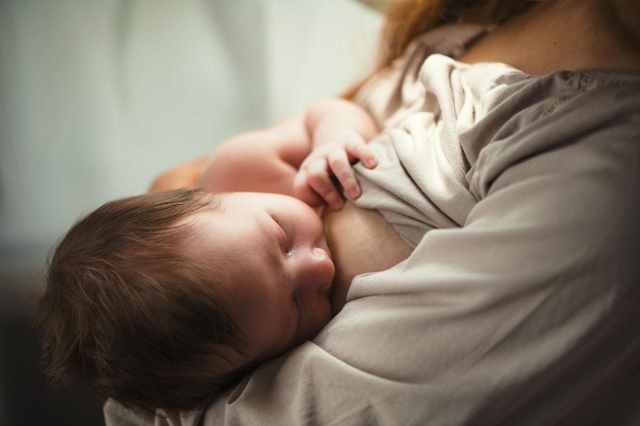 Femme allaitant un bébé