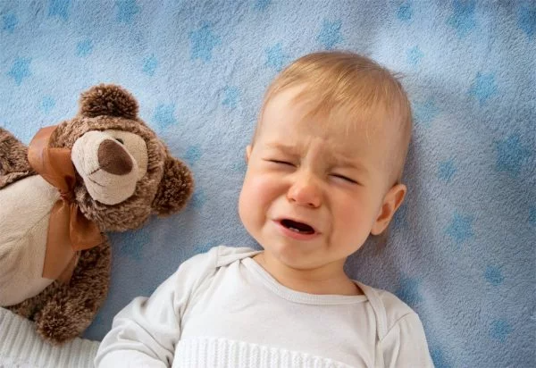 Baby weint wegen der Kuhmilchallergie