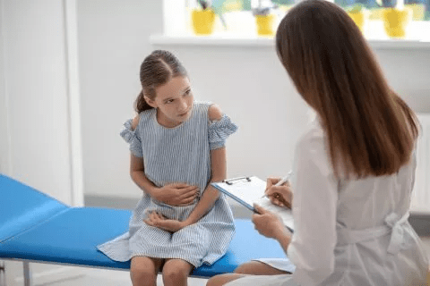 Ärztin untersucht kleines Mädchen auf Morbus Crohn