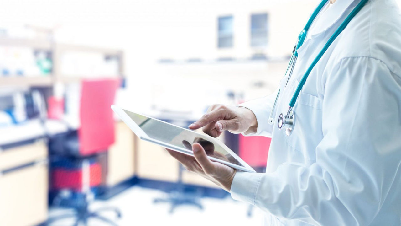 Digitaler Mutterpass Arzt mit Tablet