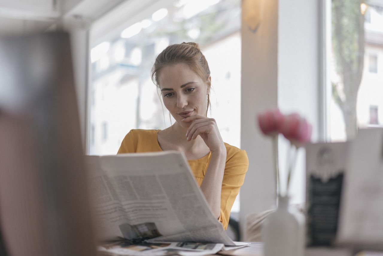 Frau liest Zeitung